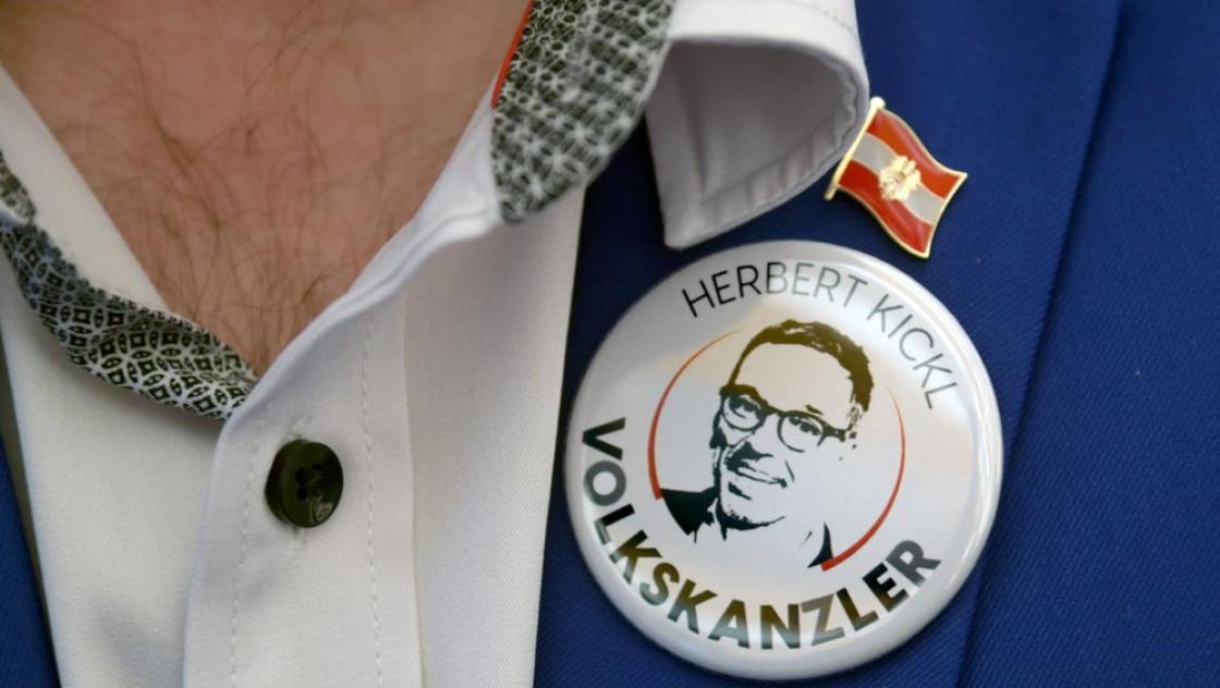 Ein Herbert-Kickl-Wahlkampf-Button (IMAGO / Rudolf Gigler)