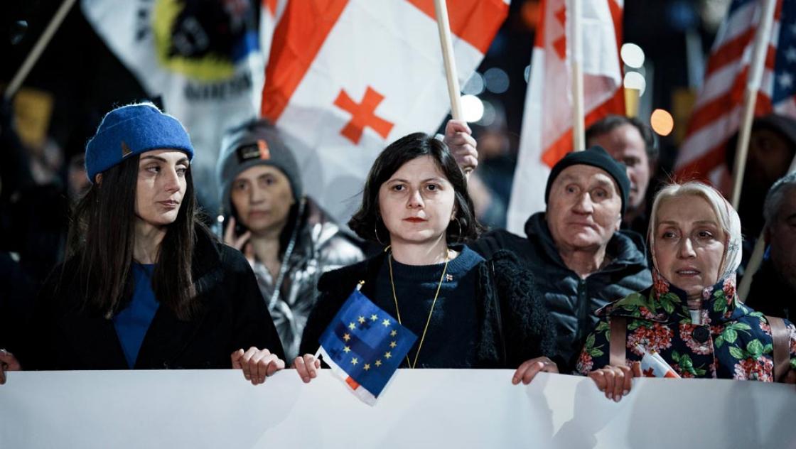 Menschen protestieren unter dem Motto »No to Russian Dictatorship« in Tblissi, 15.2.2025 (Jerome Gilles / IMAGO / NurPhoto)