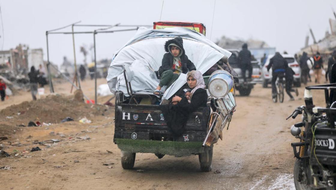 Eine Familie fährt durch das zerstörte Dschabaliya in Gaza. Nach Angaben der Vereinten Nationen sind rund 1,9 Millionen Menschen der Bevölkerung in Gaza Binnenvertriebene – das entspricht 90% der Bevölkerung. Foto vom 5.2.2025 (Youssef Alzanoun / IMAGO / Middle East Images)