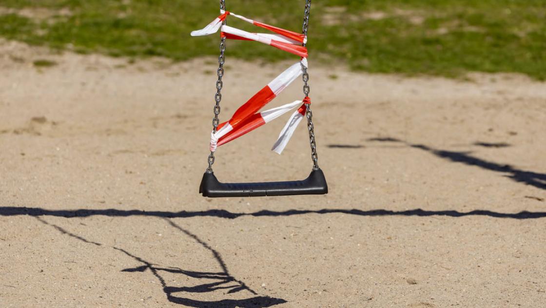 Ein während der Corona-Pandemie abgesperrter Spielplatz in Stuttgart, 5.2.2022 (IMAGO / Arnulf Hettrich)
