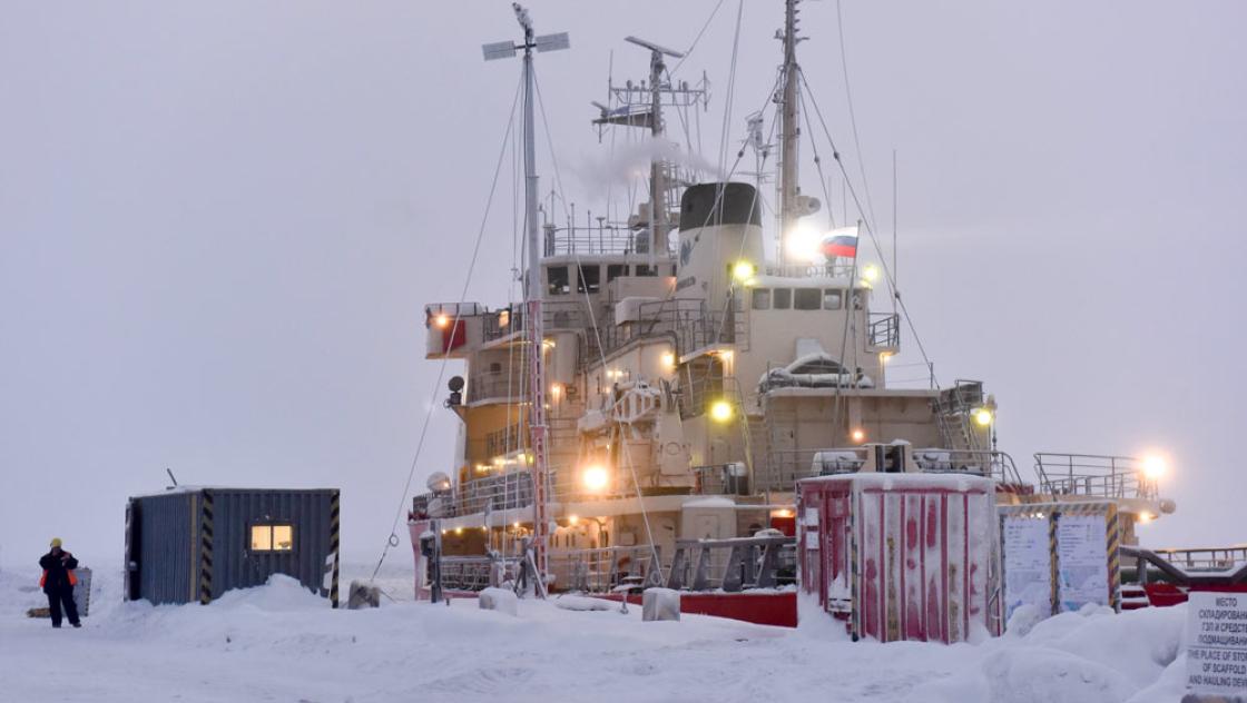 Ein Schiff liegt im Hafen von Dudnika. Der Seehafen verbindet das Industriezentrum der Region mit der Nordostpassage. Mit dem Klimawandel wird diese Schifffahrtsroute wichtiger werden, Foto vom 1.12.2022 (IMAGO / ITAR-TASS) Ein Schiff liegt im Hafen von Dudnika. Der Seehafen verbindet das Industriezentrum der Region mit der Nordostpassage. Mit dem Klimawandel wird diese Schifffahrtsroute wichtiger werden, Foto vom 1.12.2022 (IMAGO / ITAR-TASS)