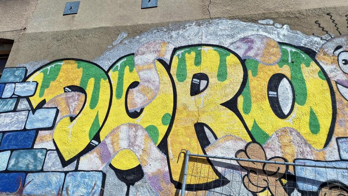 Ein Graf­fi­to an der Hauswand der »Doro« in Limbach-Oberfrohna. 2010 attackierte ein Neonazi zwei Vereinsmitglieder. Dann zündete er die »Doro« an, die bis zum ersten Stock ausbrannte (Foto: Robert Weis)