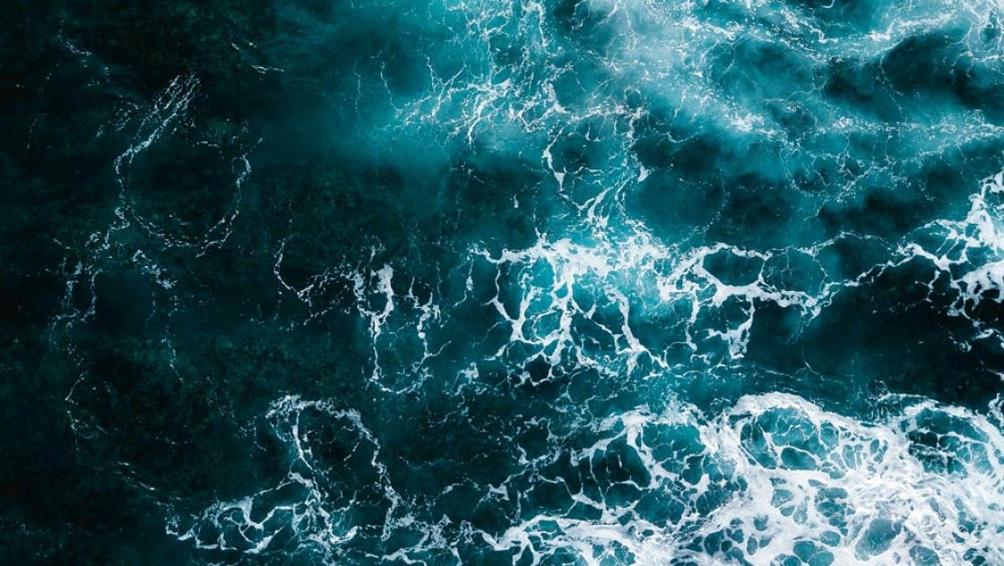 Europa wie Nordamerika sind akut nicht nur von der Erwärmung bedroht, sondern zusätzlich von einer weiteren Veränderung des Erdsystems: der Abschwächung oder gar dem vollständigen Abreißen der Atlantic Meridional Overturning Circulation, kurz AMOC (Ivan Bandura via unsplash.com) Europa wie Nordamerika sind akut nicht nur von der Erwärmung bedroht, sondern zusätzlich von einer weiteren Veränderung des Erdsystems: der Abschwächung oder gar dem vollständigen Abreißen der Atlantic Meridional Overturning Circulation, kurz AMOC (Ivan Bandura via unsplash.com)