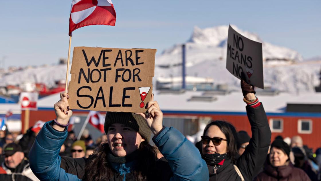 Menschen protestieren vor dem US-Konsulat in Nuuk unter dem Slogan »Grönland gehört den Grönländer:innen«, 15.3.2025 (IMAGO / Ritzau Scanpix / Christian Klindt Soelbeck)