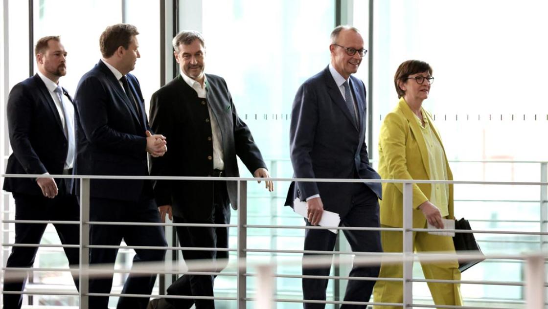 Markus Söder, Friedrich Merz, Lars Klingbeil und Saskia Esken auf dem Weg zu einem Pressetermin zu den Sondierungsgesprächen, 8.3.2025 (IMAGO / dts Nachrichtenagentur)