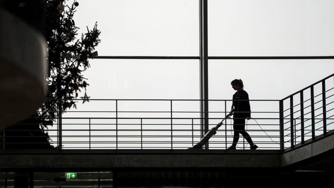 Reinigungskraft im Bundestag. Die EU-Mindestlohn-Richtlinie könnte gekippt werden (IMAGO / Chris Emil Janßen)