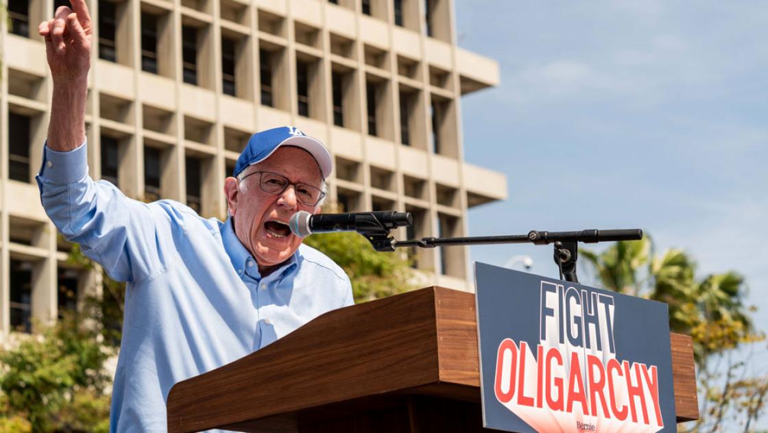 Bernie Sanders spricht während der Kundgebung »Fighting the Oligarchy« in Los Angeles, 12.4.2025 (IMAGO / ZUMA Press Wire / Justin L. Stewart)