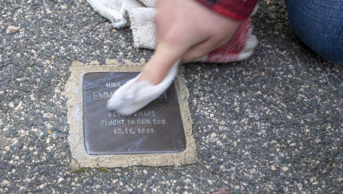 Angriffe, die sich gezielt gegen Gedenkstätten und Denkmäler für die jüdischen Opfer des Nationalsozialismus richten, häufen sich. Es werden etwa Stolpersteine beschmiert oder zerstört (IMAGO / imagebroker) Angriffe, die sich gezielt gegen Gedenkstätten und Denkmäler für die jüdischen Opfer des Nationalsozialismus richten, häufen sich. Es werden etwa Stolpersteine beschmiert oder zerstört (IMAGO / imagebroker)