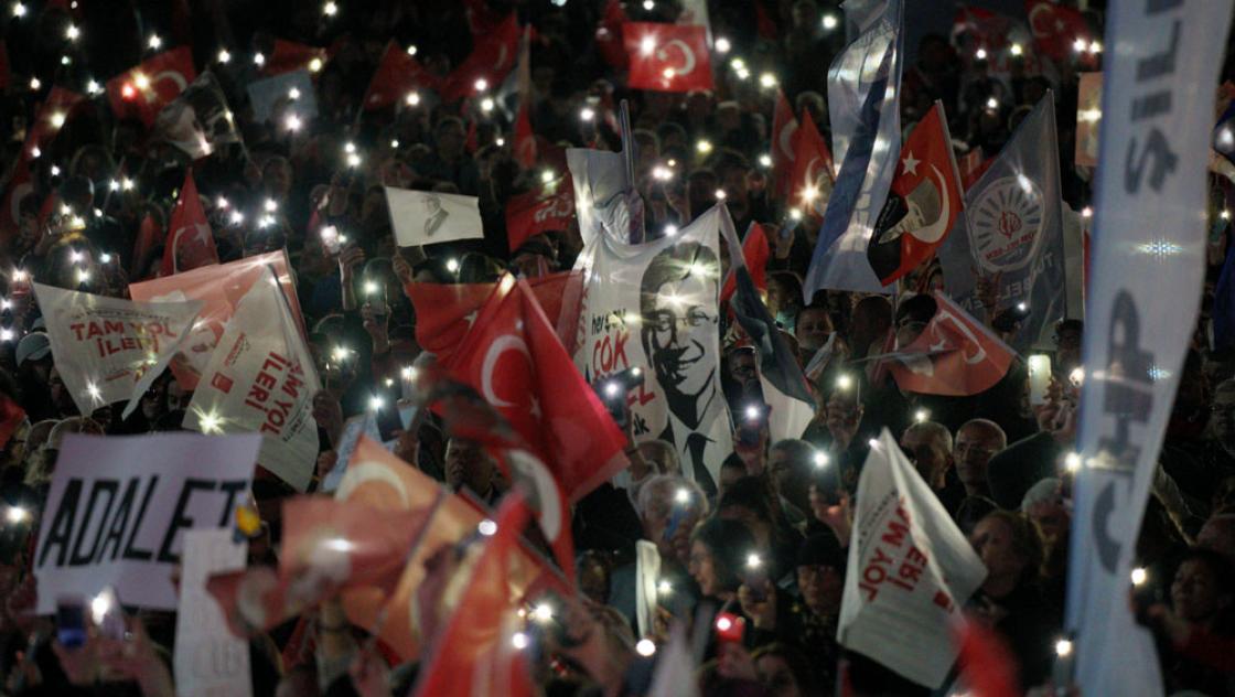 Eine Kundgebung gegen die Verhaftung des Bürgermeisters von Istanbul, Ekrem İmamoğlu, Istanbul, 16.4.2025 (Tolga Uluturk / IMAGO / ZUMA Press Wire)