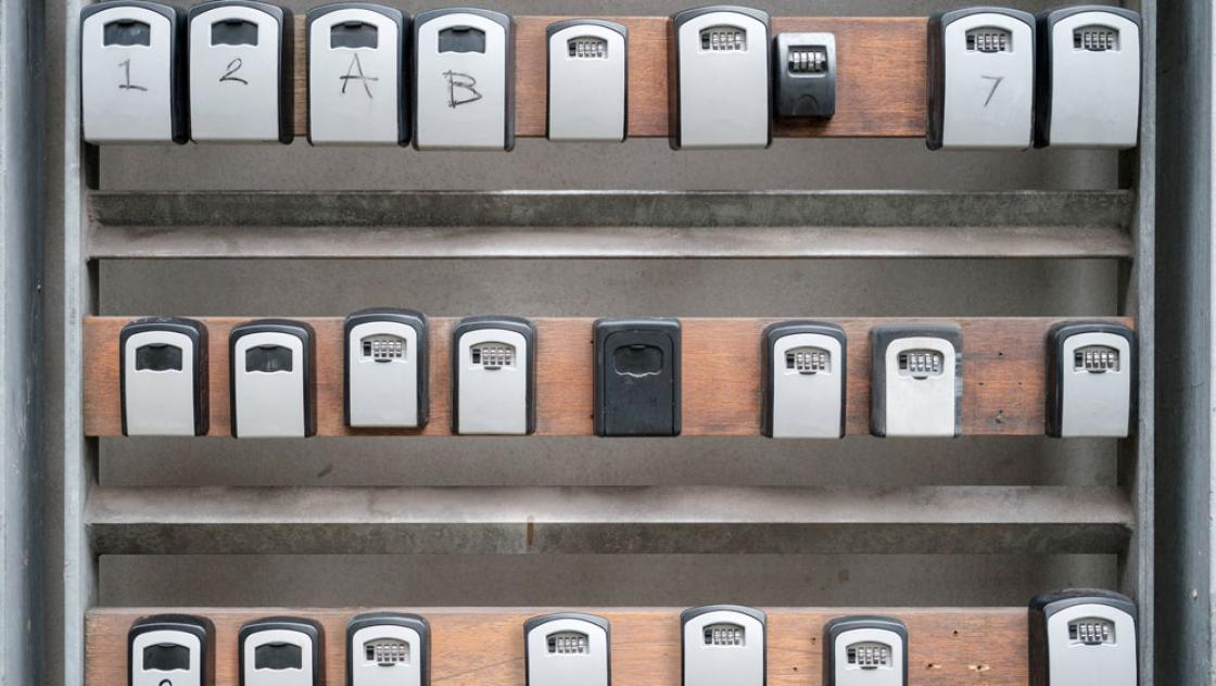 Schlüsselkästen für Ferienwohnungen. Studien zeigen einen Zusammenhang zwischen steigenden Mieten und Vermietungen auf Plattformen wie Airbnb oder Booking (IMAGO / Zoonar.com / Roy Henderson) Schlüsselkästen für Ferienwohnungen. Studien zeigen einen Zusammenhang zwischen steigenden Mieten und Vermietungen auf Plattformen wie Airbnb oder Booking (IMAGO / Zoonar.com / Roy Henderson)