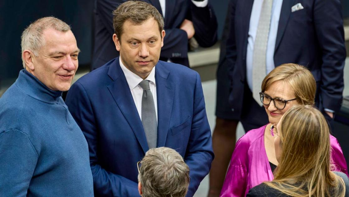 v.l.n.r: Jan van Aken (Die Linke), Lars Klingbeil (SPD) und Franziska Brantner (Die Grünen) während der konstituierenden Sitzung nach der Bundestagswahl, 25.3.2025 (IMAGO / Mike Schmidt)