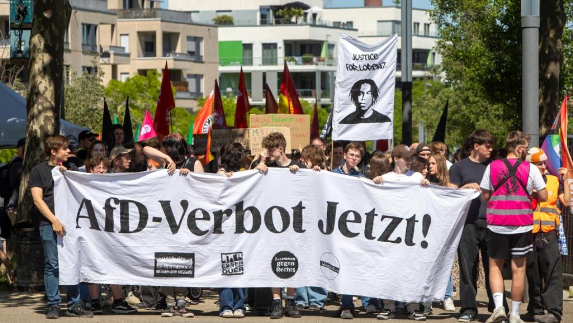 Menschen laufen mit einem Spruchband »AfD-Verbot Jetzt« bei einer Demo in Essen, 11.5.2025 (IMAGO / Markus Matzel) Menschen laufen mit einem Spruchband »AfD-Verbot Jetzt« bei einer Demo in Essen, 11.5.2025 (IMAGO / Markus Matzel)