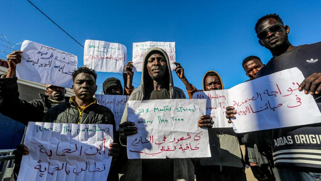 Migranten protestieren vor dem Büro des Hohen Flüchtlingskommissars der Vereinten Nationen (UNHCR) in Zarzis, Tunesien. Sie fordern den Schutz der UNO für Flüchtlinge, 25.1.2024 (IMAGO / ZUMA Press Wire / Hasan Mrad)