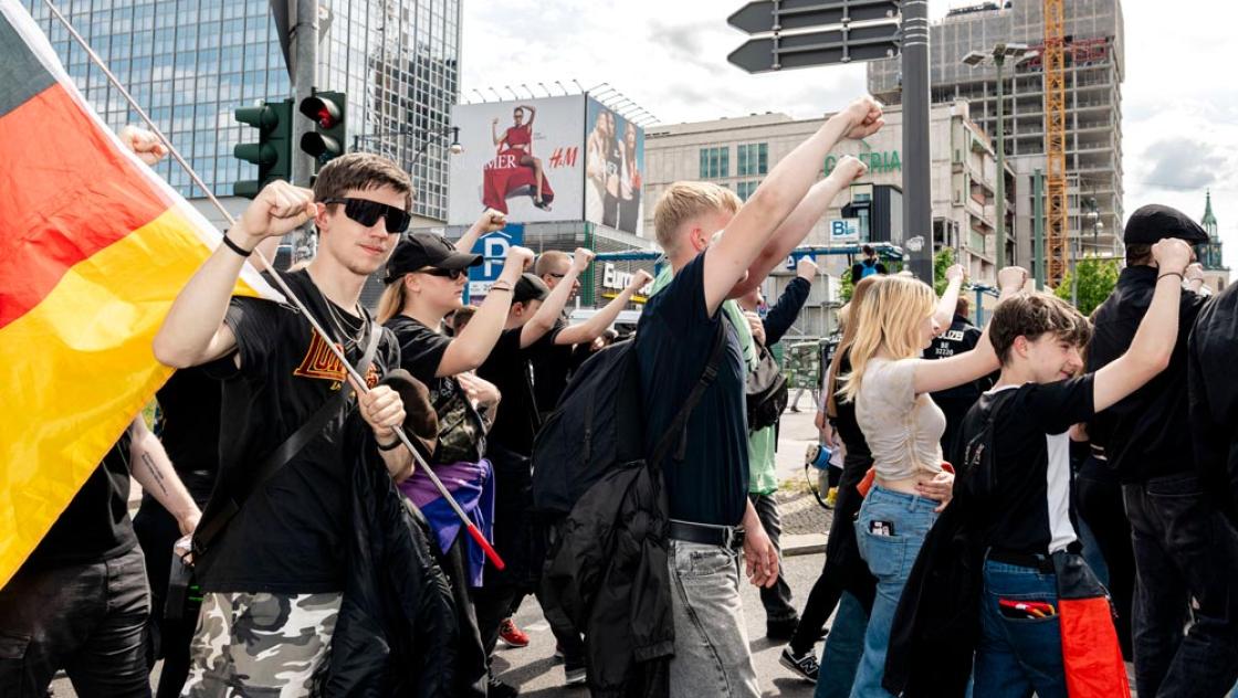 Teilnehmer einer Nazi-Demonstration der so genannten Deutschen Jugend Voran (DJV) in Berlin-Mitte verdecken ihren Hitlergruß nur durch das Schließen der Fäuste, 1.6.2025 (IMAGO / Eventpress / Jeremy Knowles) 