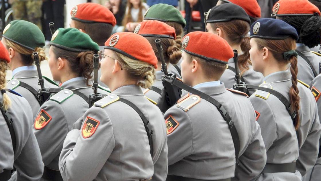 Soldaten und Soldatinnen in Uniform bei der Parade zum Veteranentag, 15.6.2025 (IMAGO / Breuel-Bild) Soldaten und Soldatinnen in Uniform bei der Parade zum Veteranentag, 15.6.2025 (IMAGO / Breuel-Bild)