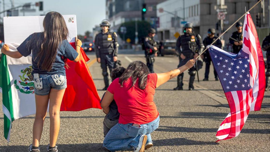 Protestierende in LA. In Kalifornien wurde gegen die harte Migrationspolitik der US-Regierung heftig protestiert. Trump hat die dortige Nationalgarde eingesetzt, 10.6.2025 (IMAGO / Pacific Press Agency) Protestierende in LA. In Kalifornien wurde gegen die harte Migrationspolitik der US-Regierung heftig protestiert. Trump hat die dortige Nationalgarde eingesetzt, 10.6.2025 (IMAGO / Pacific Press Agency)