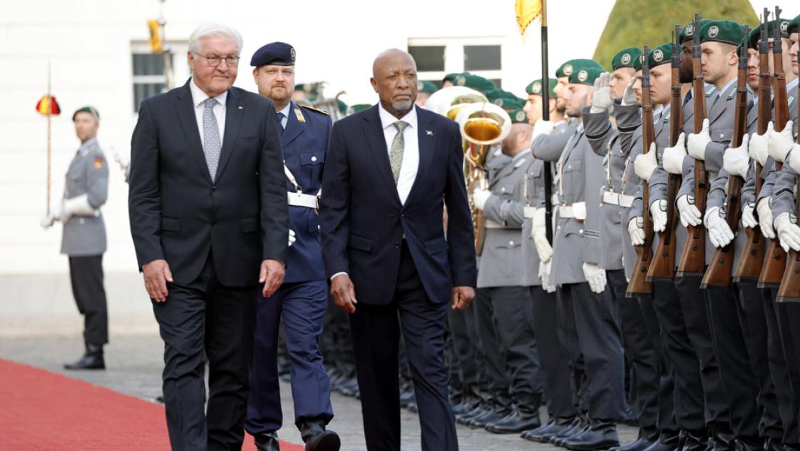 Bundespräsident Frank-Walter Steinmeier empfängt Nangolo Mbumba, den Staatspräsidenten Namibias, im Schloss Bellevue (IMAGO / Metodi Popow) Bundespräsident Frank-Walter Steinmeier empfängt Nangolo Mbumba, den Staatspräsidenten Namibias, im Schloss Bellevue (IMAGO / Metodi Popow)