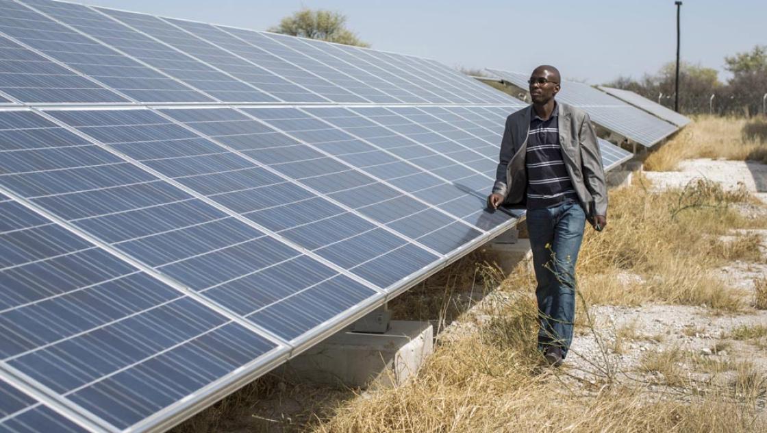Solaranlage in Namibia. Auch das BMZ engagiert sich für »saubere und sichere Energieversorgung«. Gleichzeitig behindert Deutschland durch die Auslagerung der Folgekosten unseres Produktions- und Konsumniveaus eine nachhaltige Entwicklung in anderen Ländern. (IMAGO / photothek)