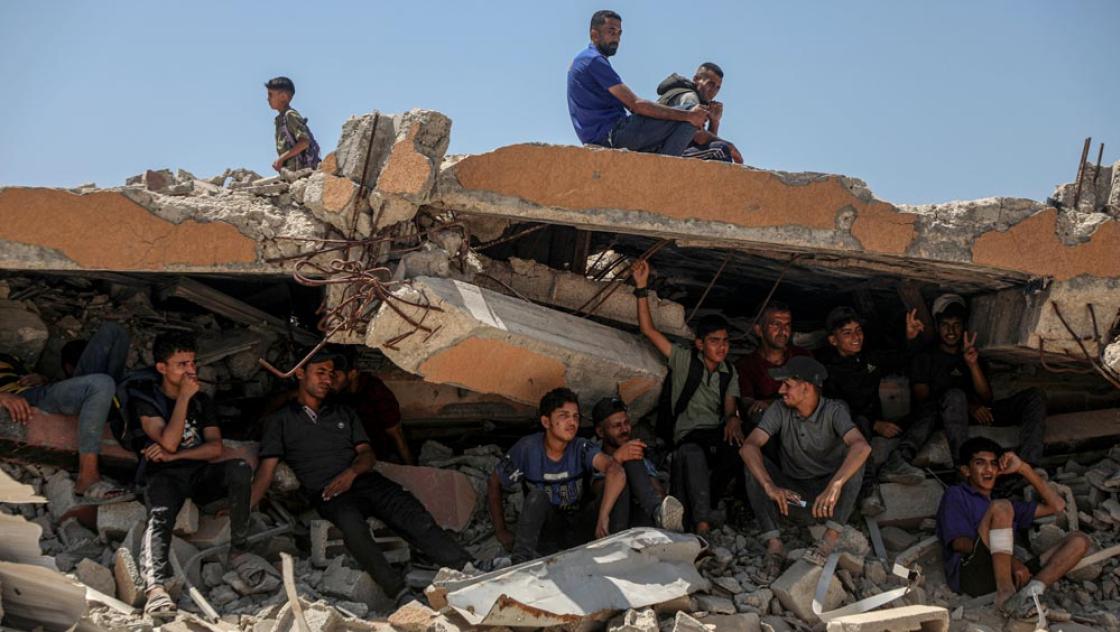 Palästinenser zwischen den Trümmern im Gebiet Sudaniya im Norden von Gaza-Stadt, 12.6.2025 (IMAGO / Xinhua)