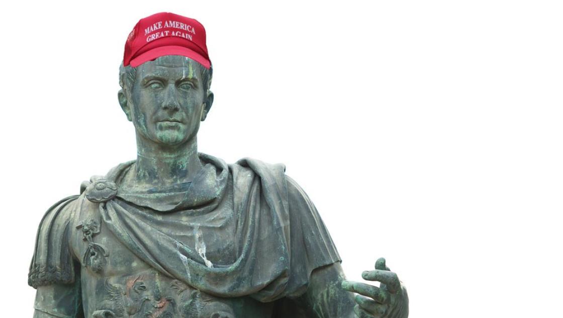 Eine Cäsar-Statue mit MAGA-Cap. Montage: »Blätter«. Fotos: IMAGO / Shotshop und IMAGO / ZUMA Press Wire Eine Cäsar-Statue mit MAGA-Cap. Montage: »Blätter«. Fotos: IMAGO / Shotshop und IMAGO / ZUMA Press Wire