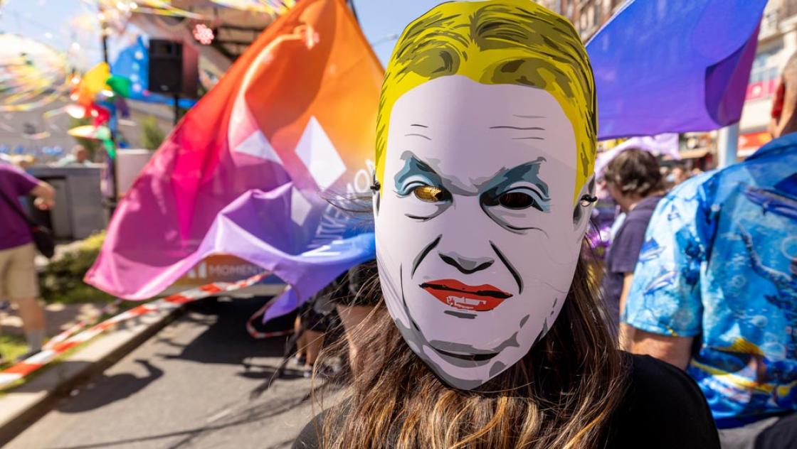 Eine Person demonstriert mit Orbán-Maske auf der Budapester Pride-Parade, 28.6.2025 (IMAGO / TT / Stefan Jerrevang)