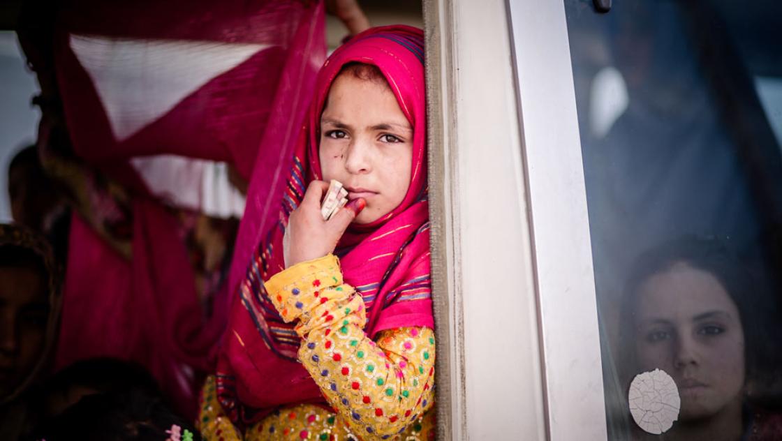 Ein Mädchen am Flughafen Kabul, 7.11.2024 (IMAGO / Funke Foto Services)