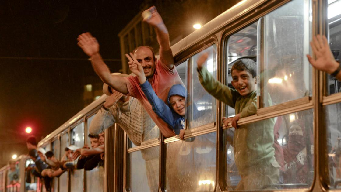 Flüchtende in Bussen am Bahnhof von Budapest, 5.9.2015 (IMAGO / newspix)