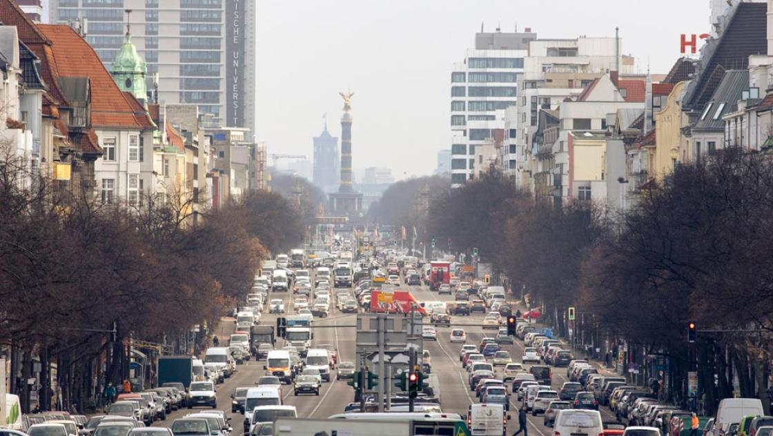 Die Bismarckstraße in Berlin (IMAGO / Dirk Sattler)