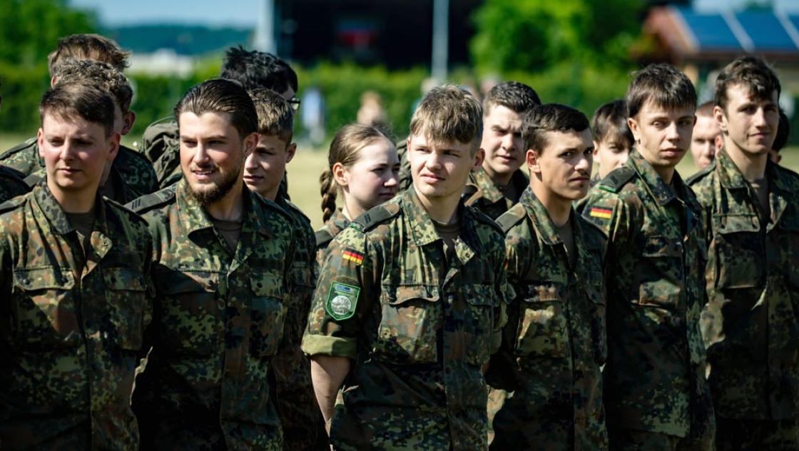 Bundeswehr-Soldaten und -Soldatinnen, 28.6.2025 (IMAGO / NurPhoto) Bundeswehr-Soldaten und -Soldatinnen, 28.6.2025 (IMAGO / NurPhoto)