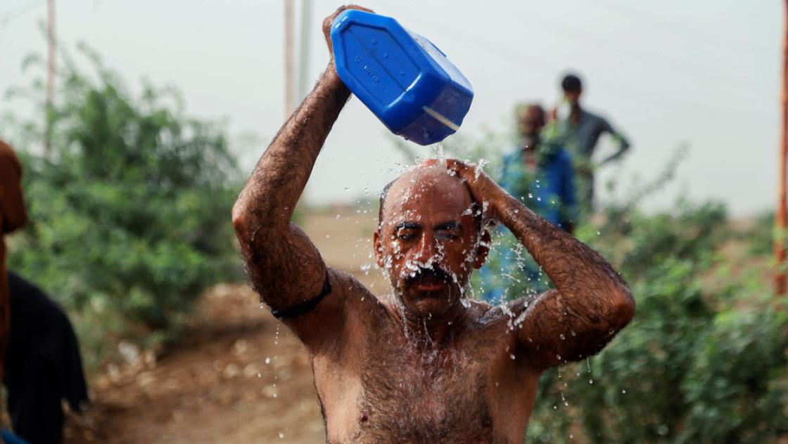 Ein Mann übergießt sich mit Wasser. In der Stadt Hyderabad stiegen die Temperaturen auf bis zu 45°C, 30.5.2025 (IMAGO / Middle East Images / Jan Ali Laghari)