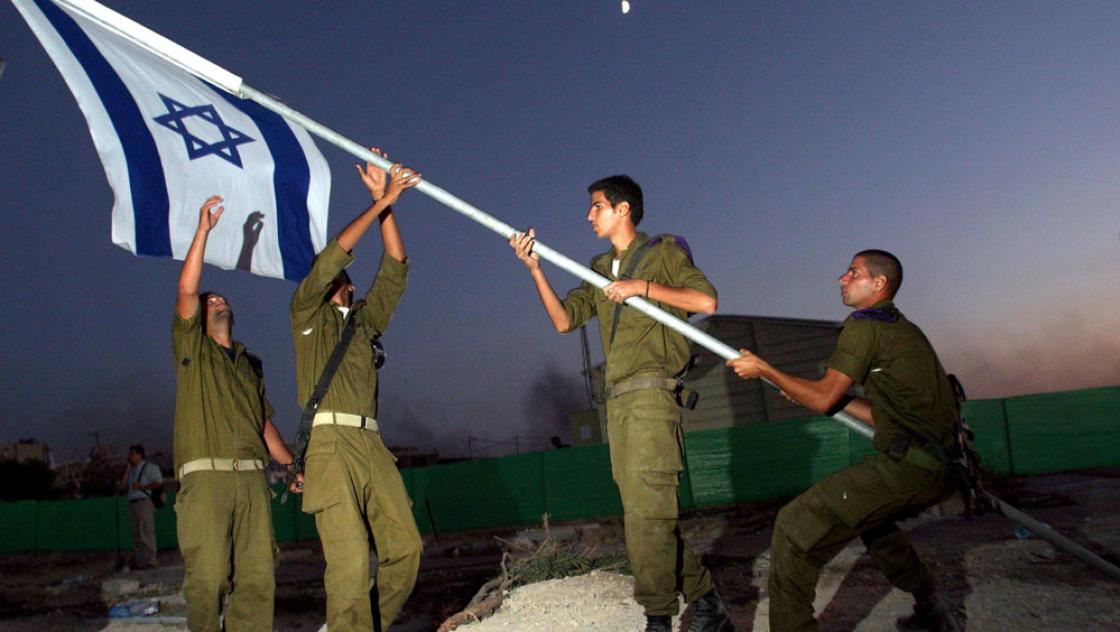 Im Rahmen des Rückzugs Israels aus dem Gazastreifen holen IDF-Soldaten eine Israel-Fahne im Siedlungsblock Gusch Katif ein. Gusch Katif wurde im August 2005 vollständig geräumt, 11.9.2005 (IMAGO / ZUMA Press Wire) Im Rahmen des Rückzugs Israels aus dem Gazastreifen holen IDF-Soldaten eine Israel-Fahne im Siedlungsblock Gusch Katif ein. Gusch Katif wurde im August 2005 vollständig geräumt, 11.9.2005 (IMAGO / ZUMA Press Wire)