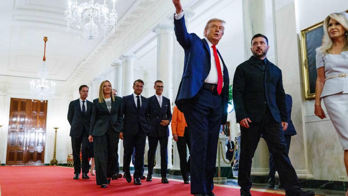 Donald Trump führt Wolodymyr Selenskyj und die europäischen Staats- und Regierungschefs durch das Weiße Haus, 18.8.2025 (IMAGO / ZUMA Press Wire) Donald Trump führt Wolodymyr Selenskyj und die europäischen Staats- und Regierungschefs durch das Weiße Haus, 18.8.2025 (IMAGO / ZUMA Press Wire)