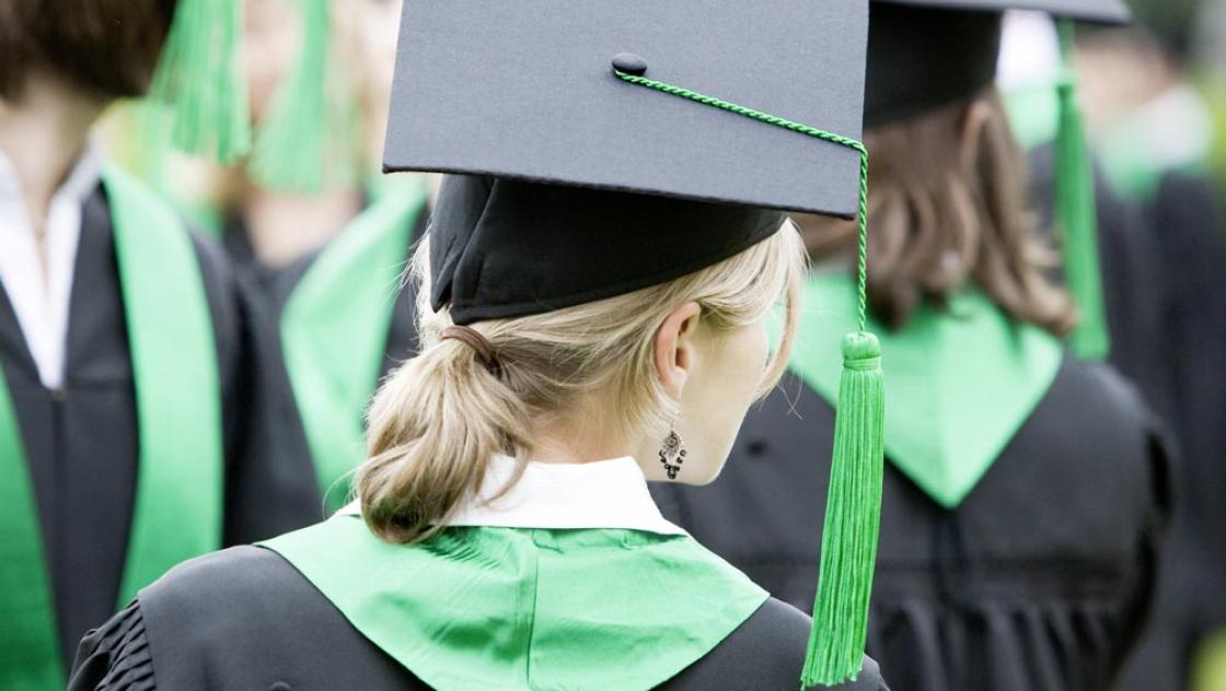 Studierende bei einer Absolventenfeier (IMAGO / U. Grabowsky / photothek)