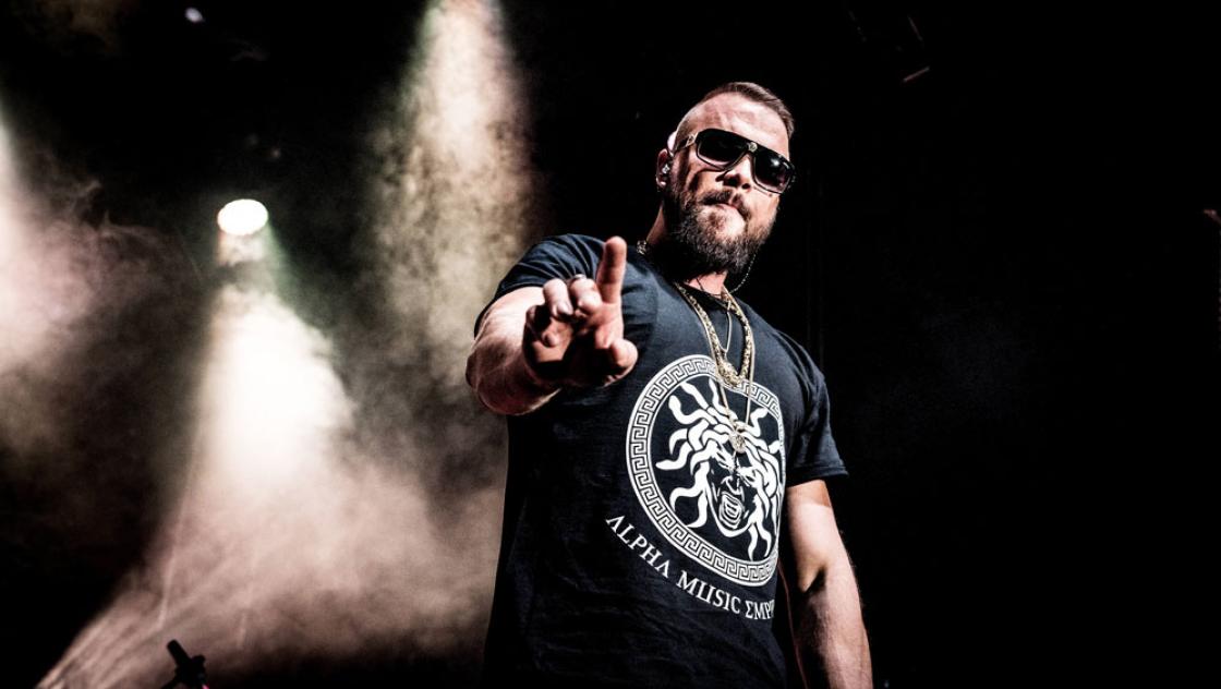 Kollegah bei einem Live-Auftritt, 1.4.2017 (IMAGO / HMB Media / Lukas Seufert)