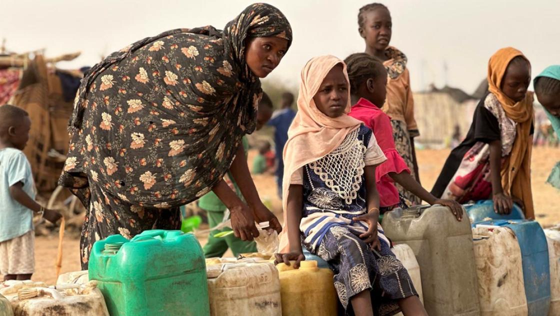 Vertriebene, die auf Wasser warten, Tawila, Nord-Darfur (IMAGO / Xinhua) Vertriebene, die auf Wasser warten, Tawila, Nord-Darfur (IMAGO / Xinhua)