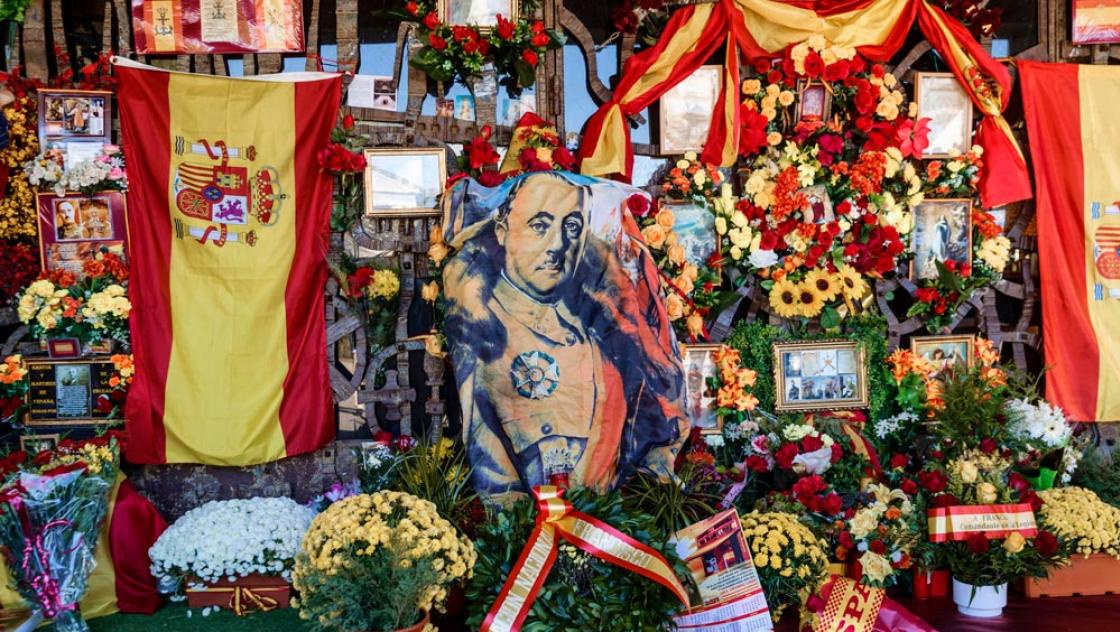 Zu Francos Todestag bringen Menschen Blumen zum Grab des Diktators auf dem Mingorrubio-Friedhof am Rande Madrids, 20.11.2020 (IMAGO / ZUMA Press Wire / Indira) Zu Francos Todestag bringen Menschen Blumen zum Grab des Diktators auf dem Mingorrubio-Friedhof am Rande Madrids, 20.11.2020 (IMAGO / ZUMA Press Wire / Indira)