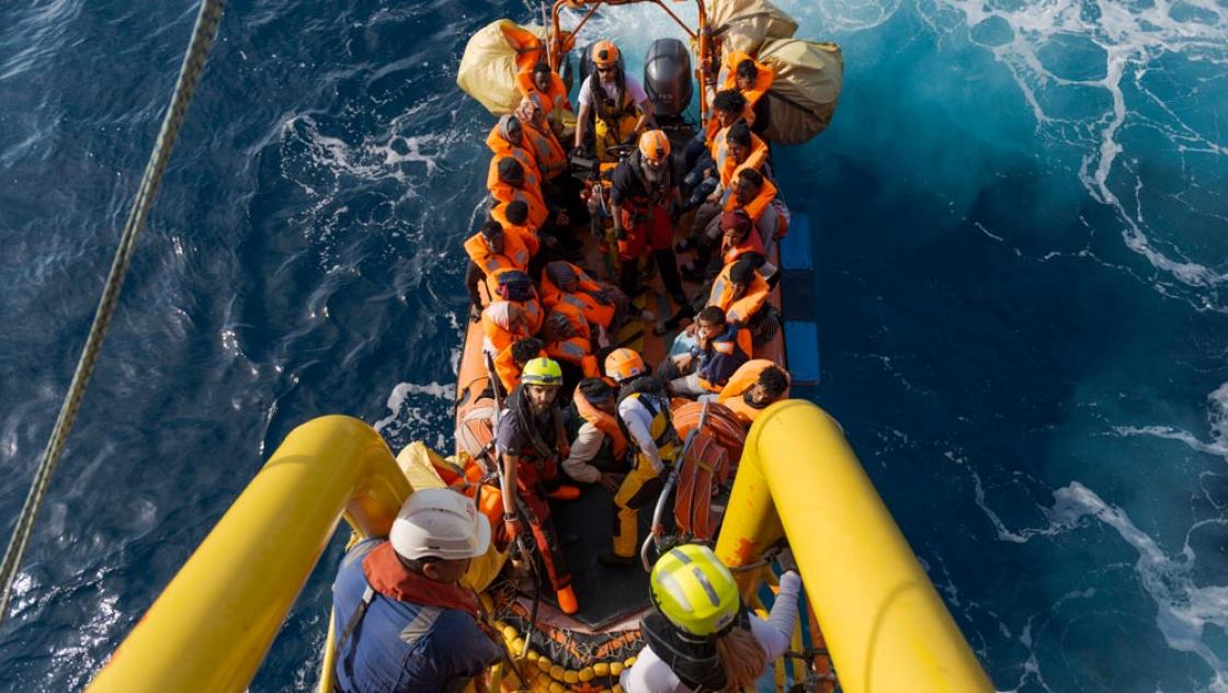 Flüchtende werden von einem Schlauchboot auf die »Ovean Viking« gerettet. Im August 2025 beschoss ein Patrouillenboot der libyschen Küstenwache die das Rettungsschiff, 29.4.2025 (IMAGO / ZUMA Press Wire / Javier Alvarez) Flüchtende werden von einem Schlauchboot auf die »Ovean Viking« gerettet. Im August 2025 beschoss ein Patrouillenboot der libyschen Küstenwache die das Rettungsschiff, 29.4.2025 (IMAGO / ZUMA Press Wire / Javier Alvarez)