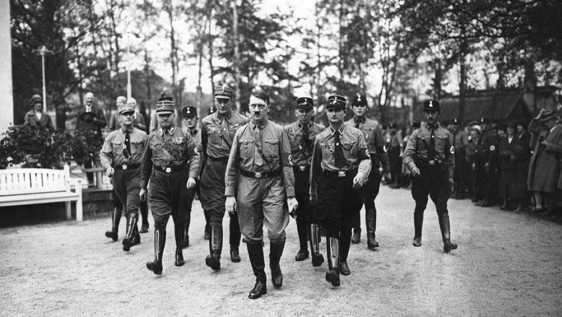 Auf Initiative von Alfred Hugenberg traf sich am 11. Oktober 1931 in Bad Harzburg die »Nationale Opposition« zu einer Großveranstaltung. Hitler machte seinen Willen deutlich, sich in einer breiten Rechtsfront nicht unterzuordnen (IMAGO / TT) Auf Initiative von Alfred Hugenberg traf sich am 11. Oktober 1931 in Bad Harzburg die »Nationale Opposition« zu einer Großveranstaltung. Hitler machte seinen Willen deutlich, sich in einer breiten Rechtsfront nicht unterzuordnen (IMAGO / TT)
