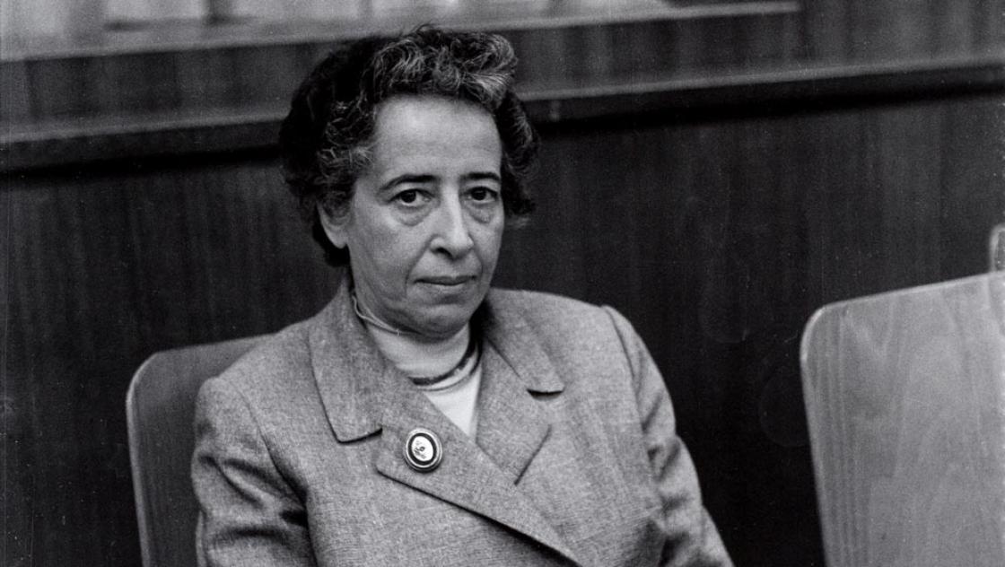 Hannah Arendt auf dem 1. Kulturkritikerkongress, 1958. Münchner Stadtmuseum, Sammlung Fotografie, Archiv Barbara Niggl Radloff.|https://sammlungonline.muenchner-stadtmuseum.de/objekt/hannah-arendt-auf-dem-1-kulturkritikerkongress-10218950/__BREAK__(Creative Commons Attribution-Share Alike 4.0 International)|https://creativecommons.org/licenses/by-sa/4.0/deed.de__BREAK__
