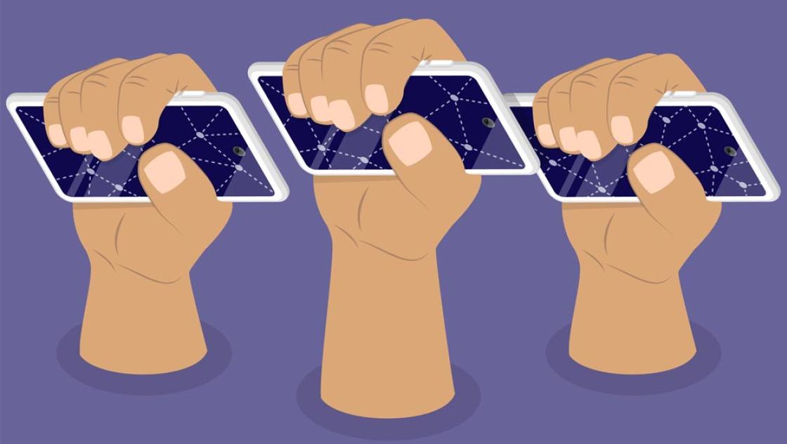 Symbolbild: In die Luft gereckte Fäuste mit Smartphones (IMAGO / Zoonar)