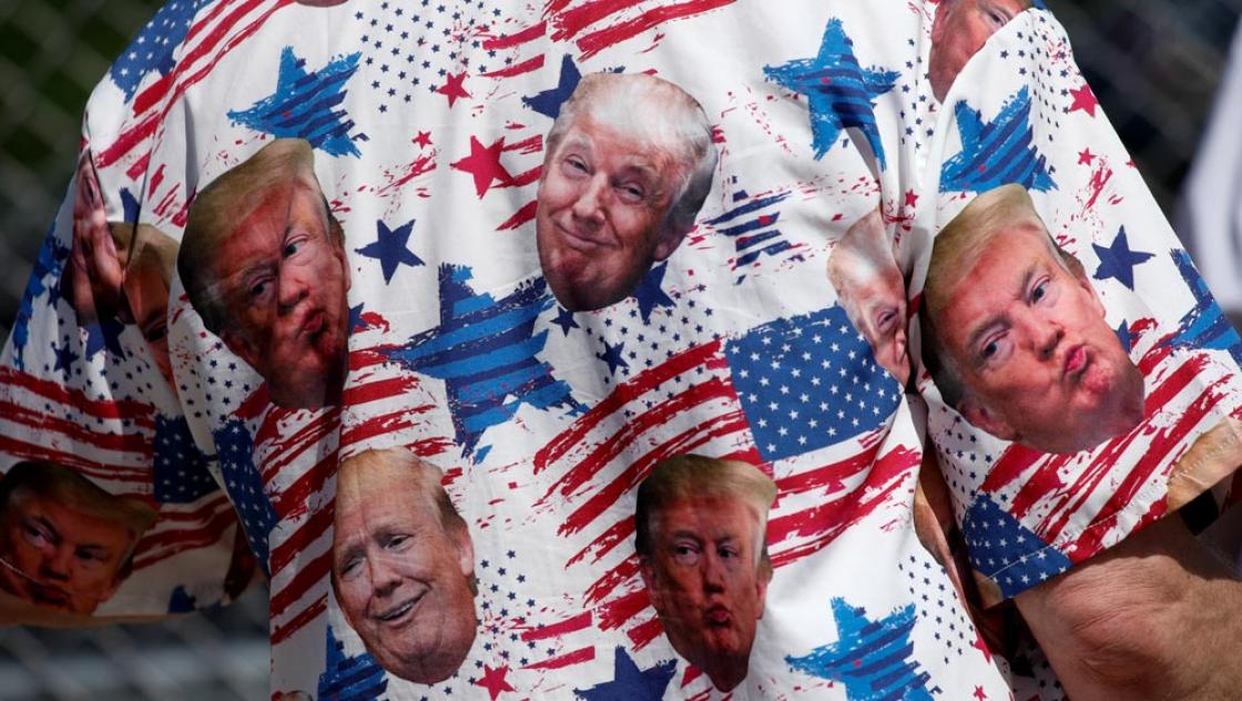 MAGA-Anhänger stehen Schlange, um an einer Veranstaltung teilzunehmen, bei der Vizepräsident JD Vance eine Rede hält, 16.7.2025 (IMAGO / Anadolu Agency)