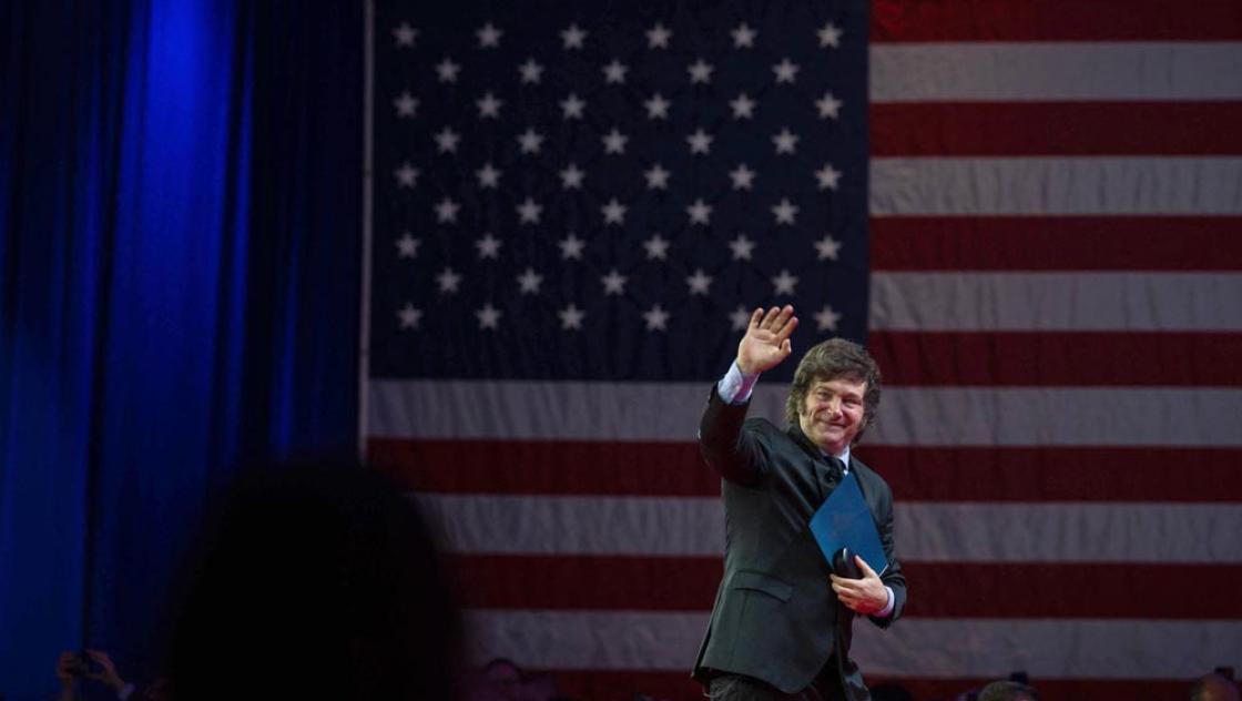 Argentiniens Präsident Javier Milei bei der CPAC-Konferenz in den USA vor einer US-Flagge, 24.2.2024 (IMAGO / ABACAPRESS)