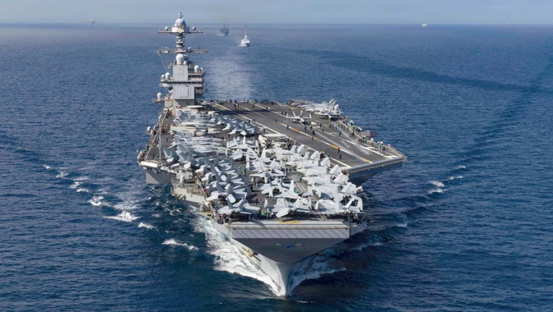 Der größte Flugzeugträger der Welt, die USS »Gerald R. Ford«, lief Mitte November vor der Küste Lateinamerikas ein. Das Foto zeigt das Schiff am 1.10.2025 im Mittelmeer (IMAGO / ZUMA Press Wire)