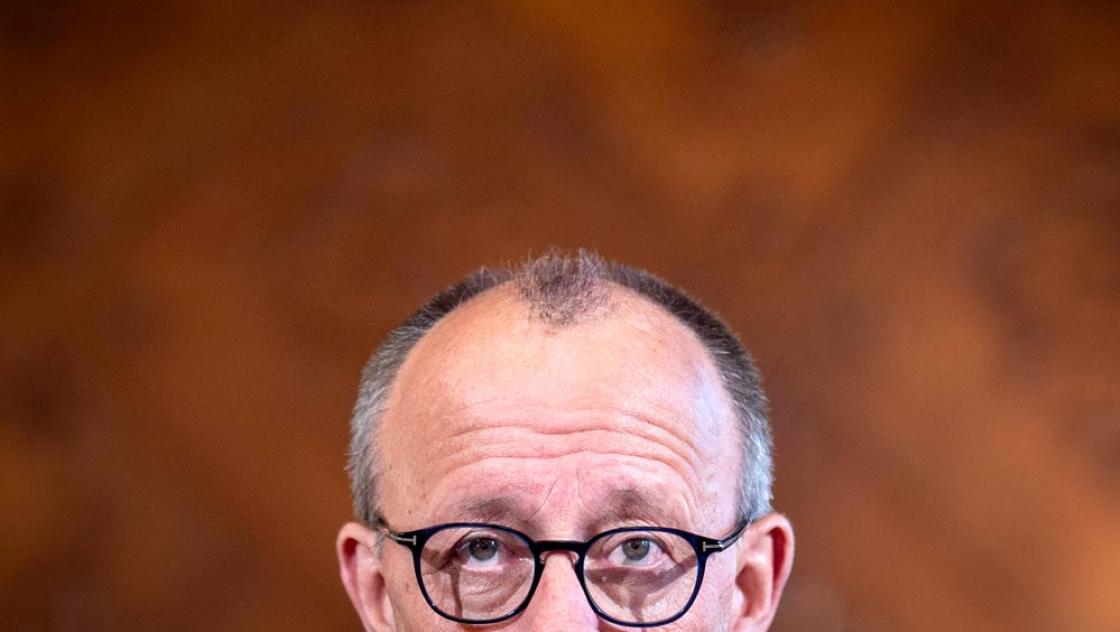 Bundeskanzler Friedrich Merz beim Pressestatement im Hamburger Rathaus, 25.11.2025 (IMAGO / Chris Emil Janßen)