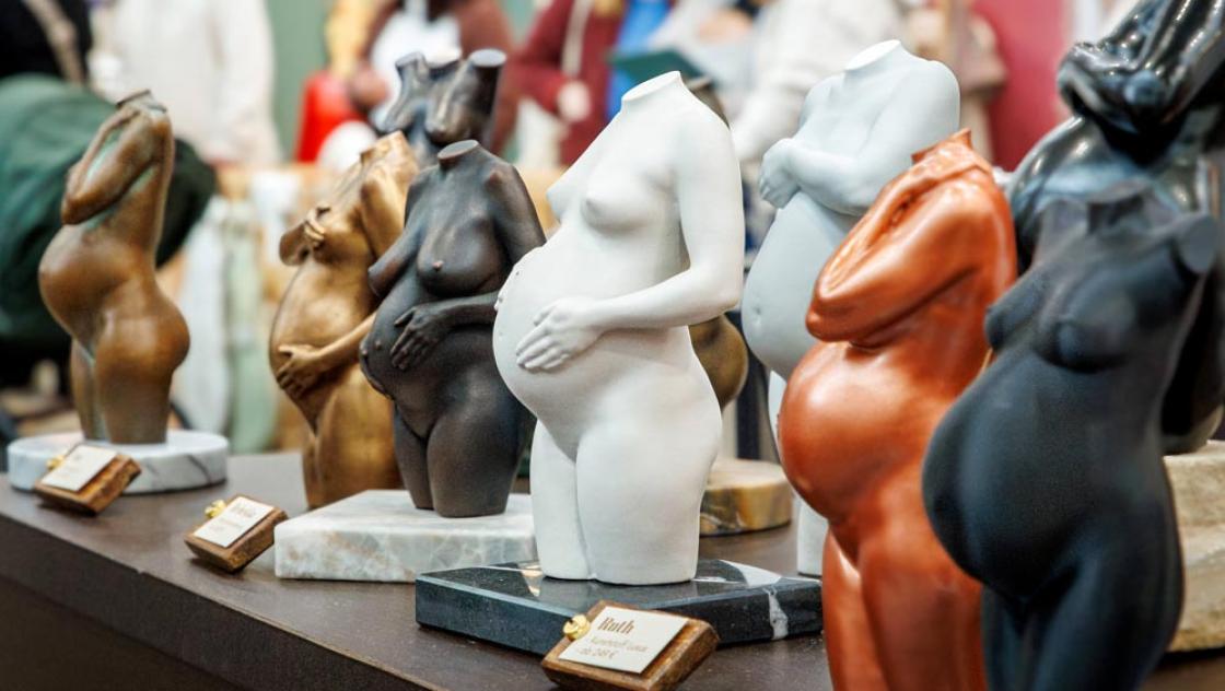 Skulpturen von schwangeren Körpern auf der Babymesse in Düsseldorf, 25.10.2025 (IMAGO / Oliver Langel)