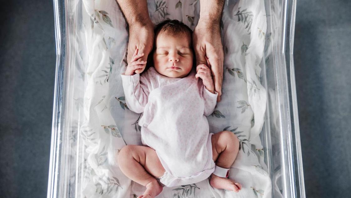 Die pronatalistische Bewegung setzt sich in Abgrenzung zum Selbstbestimmungsrecht der Frauen für eine Steigerung der Geburtenraten vor allem in Bezug auf weiße, christliche Frauen ein (IMAGO / Westend61) 