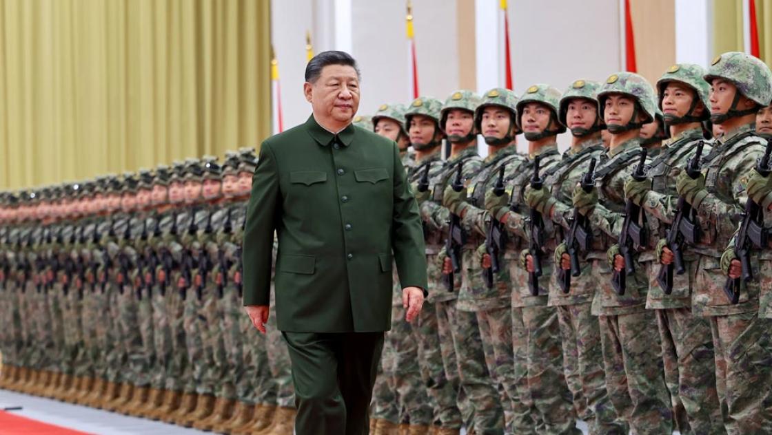 Der chinesische Präsident Xi Jinping inspiziert die Truppen in der Sonderverwaltungszone Macau, 20.12.2024 (IMAGO / Xinhua / Li Gang)