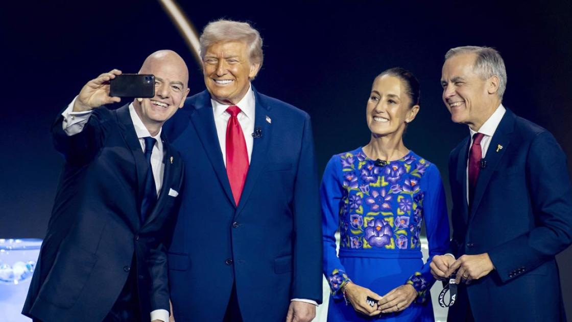 »Cheese!« FIFA-Präsident Gianni Infantino macht ein Selfie mit Präsident Donald Trump, der mexikanischen Präsidentin Claudia Sheinbaum und dem kanadischen Premierminister Mark Carney, 5.12.2025 (IMAGO / ANP)