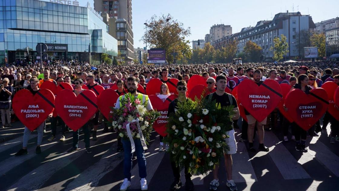 Bürger:innen und Studierende gedenken in Novi Sad den 16 Opfern, die vor genau einem Jahr beim Einsturz des Bahnhofsdachs ums Leben kamen, 15.10.2025 (IMAGO / ZUMA Press Wire)
