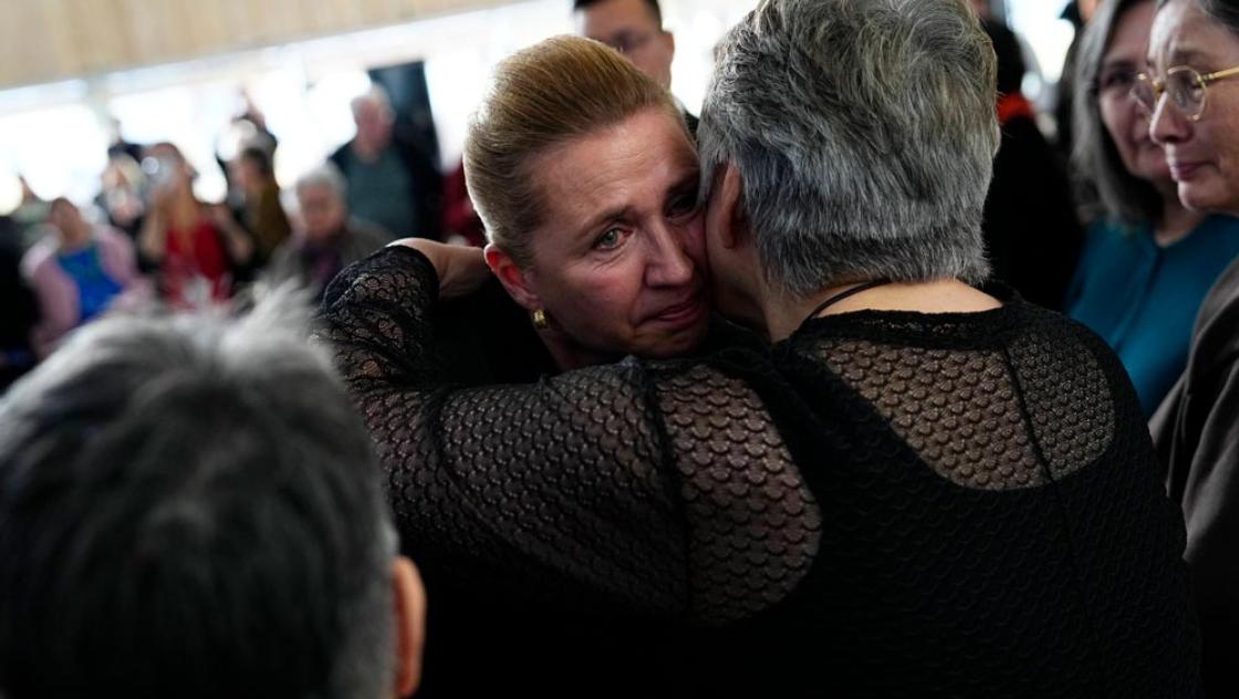 Die dänische Ministerpräsidentin Mette Frederiksen (Mitte) entschuldigte sich im September in Nuuk bei betroffenen Frauen von Zwangsverhütungen, 24.9.2025 (IMAGO / Ritzau Scanpix)